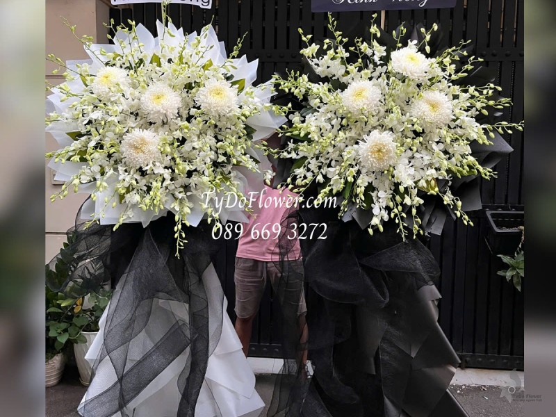 KCB0125135 ĐẶT TỪ 02 KỆ HOA TANG LỄ VÒNG HOA CHIA BUỒN Kính Viếng Thiết kế 01 tầng Hoa Lan Trắng, Cúc Mẫu Đơn Trắng