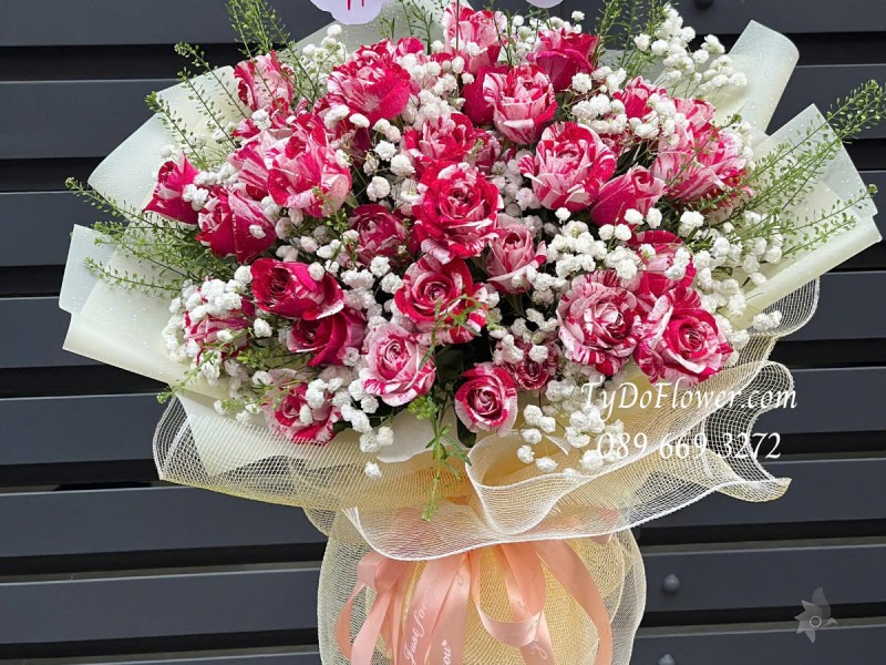 B0125146 BÓ HOA VALENTINE Thiết kế Hoa Hồng Đỏ Kẹo ngọt ngào