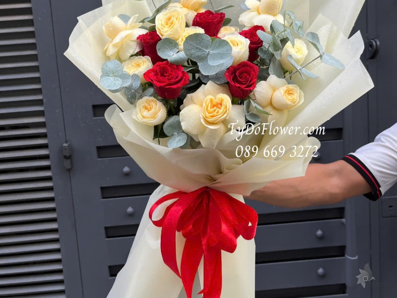 B0125147 BÓ HOA CHÚC MỪNG Thiết kế Hoa Hồng Vàng Victor và Hoa Hồng Đỏ Ecuador