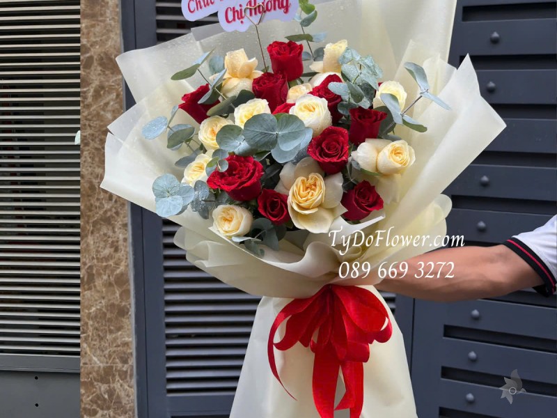 B0125148 BÓ HOA CHÚC MỪNG SINH NHẬT Thiết kế Hoa Hồng Vàng Victor và Hoa Hồng Đỏ Ecuador