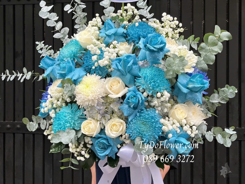 G0125154 GIỎ HOA CHÚC MỪNG NHẬN CHỨC Thiết kế tông màu trắng xanh dương, chủ đạo Hoa Hồng, Cúc Mẫu Đơn