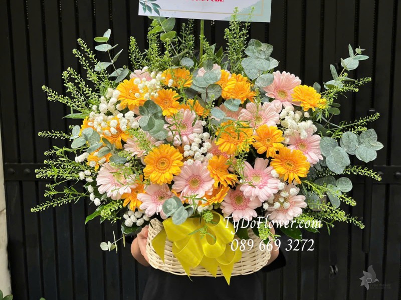 G0125155 GIỎ HOA CHÚC MỪNG Thiết kế tông màu hồng vàng, chủ đạo Hoa Đồng Tiền Mini