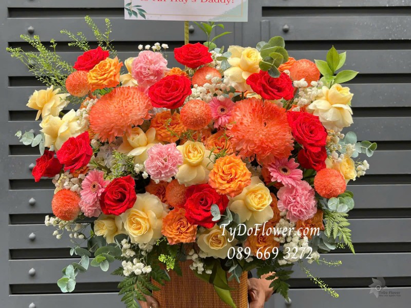 G0125157 GIỎ HOA CHÚC MỪNG SINH NHẬT Thiết kế tông màu đỏ vàng cam, chủ đạo Hoa Cúc Mẫu Đơn Cam, Hoa Hồng Vàng Victor, Hoa Hồng Đỏ Ecuador