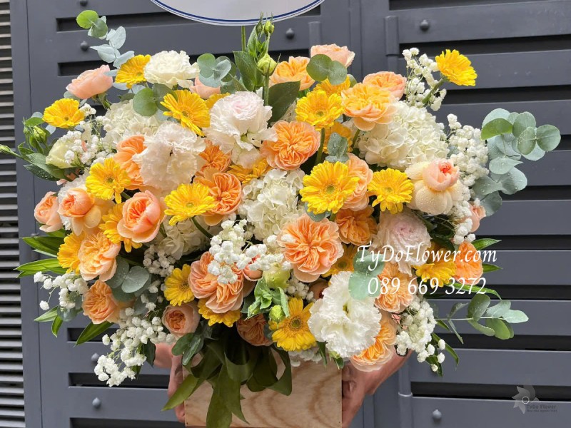 G0125160 GIỎ HOA CHÚC MỪNG TÂN GIÁM ĐỐC Thiết kế tông màu vàng cam trắng, chủ đạo Hoa Hồng Cam Juliet, Cẩm Tú Cầu Trắng, Đồng Tiền Mini Vàng