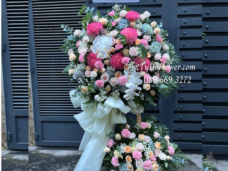 KCM0125168 KỆ HOA CHÚC MỪNG NGÀY THẦY THUỐC VN Thiết kế tông màu hồng, chủ đạo Hoa Cúc Mẫu Đơn Hồng, Hoa Hồng Hồng Cam, Cẩm Chướng Phăng Hồng, Tú Cầu