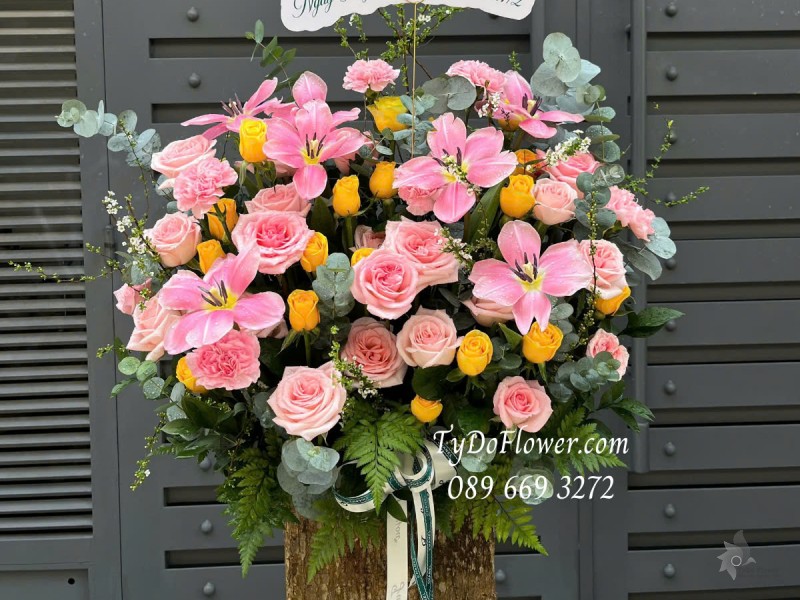 G0125170 GIỎ HOA CHÚC MỪNG NGÀY THẦY THUỐC VN Thiết kế tông màu hồng vàng, chủ đạo Hoa Hồng Pink Ohara, Hoa Hồng Vàng Gold, Tulip Hồng Gấp Cánh