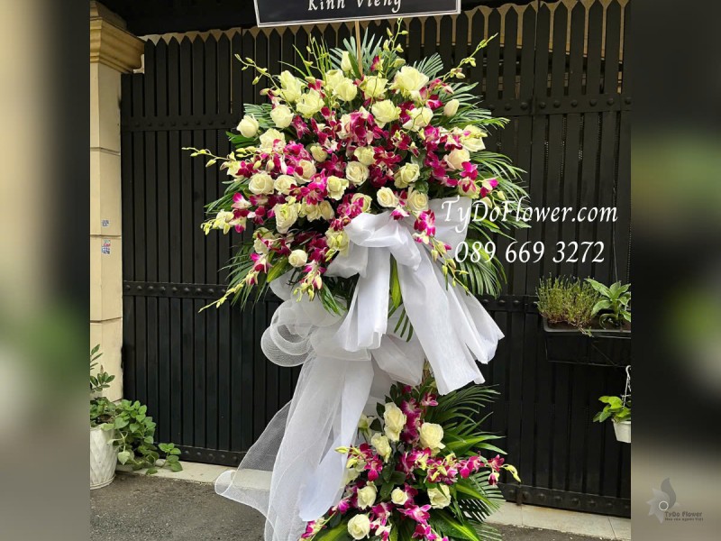 KCB0125175 KỆ HOA TANG LỄ VÒNG HOA CHIA BUỒN Kính Viếng Thiết kế 01 tầng Hoa Hồng Trắng, Hoa Lan Tím