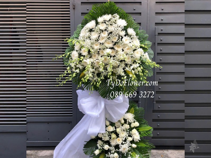 KCB0325176 KỆ HOA TANG LỄ VÒNG HOA CHIA BUỒN Kính Viếng Thiết kế 02 tầng Hoa Lan Trắng, Hoa Cúc Trắng, Hoa Hồng Trắng