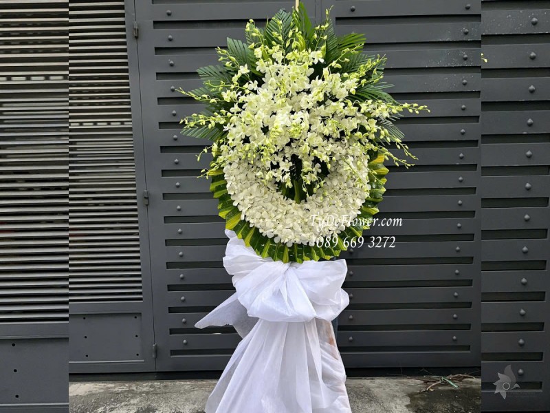 KCB0325177 KỆ HOA TANG LỄ Vòng Hoa Chia Buồn Cùng Gia Đình Thiết kế 01 tầng Hoa Lan Trắng