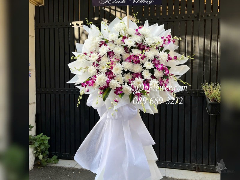 KCB0325179 KỆ HOA TANG LỄ VÒNG HOA CHIA BUỒN Kính Viếng Thiết kế 01 tầng Hoa Lan Tím, Hoa Cúc Trắng