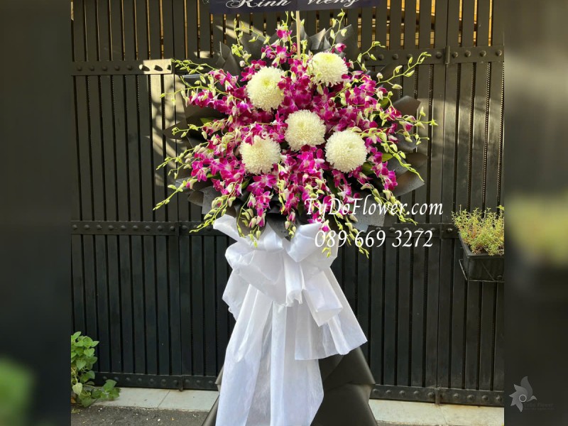 KCB0325180 KỆ HOA TANG LỄ VÒNG HOA CHIA BUỒN Kính Viếng Thiết kế 01 tầng Hoa Lan Tím, Cúc Mẫu Đơn Trắng