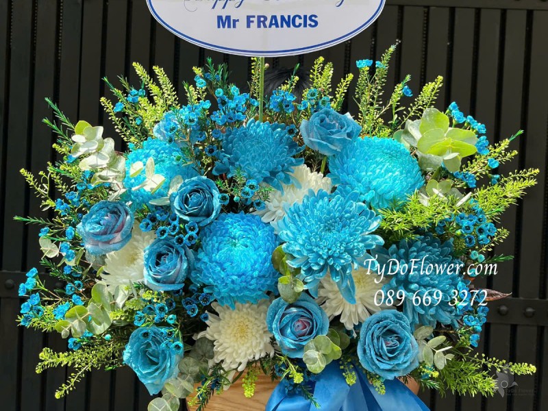 G0325184 GIỎ HOA CHÚC MỪNG SINH NHẬT Thiết kế gam màu xanh dương, chủ đạo Hoa Cúc, Hoa Hồng