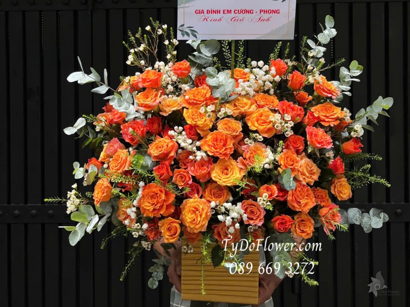 G0325185 GIỎ HOA KÍNH GIỖ Thiết kế Hoa Hồng Cam Spirit Roses