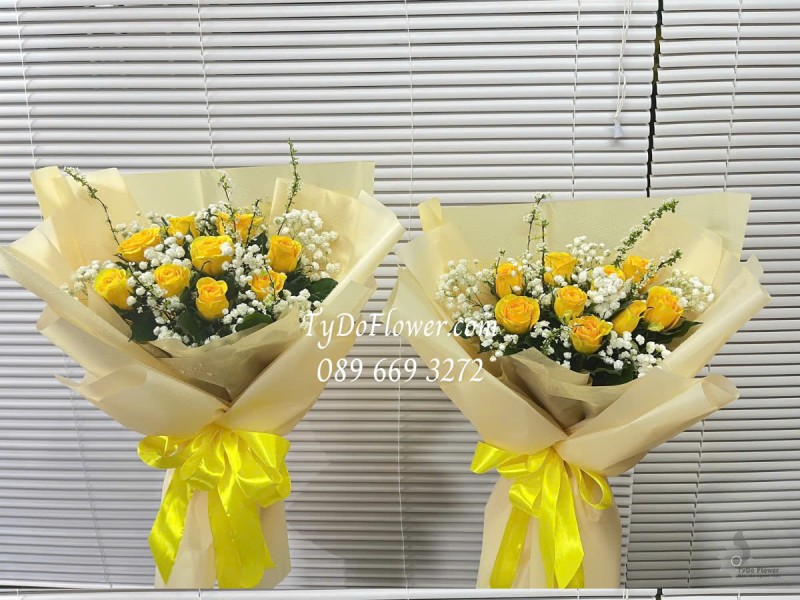 B0325186 ĐẶT TỪ 02 BÓ HOA CHÚC MỪNG Thiết kế gam màu vàng, chủ đạo Hoa Hồng Vàng