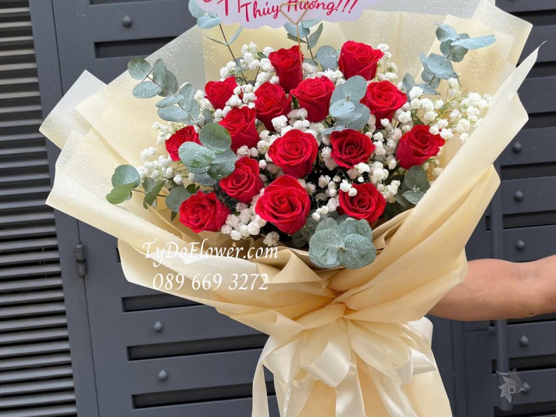 B0325187 BÓ HOA CHÚC MỪNG SINH NHẬT Thiết kế Hoa Hồng Đỏ, Baby Trắng, Lá Bạc Dollar