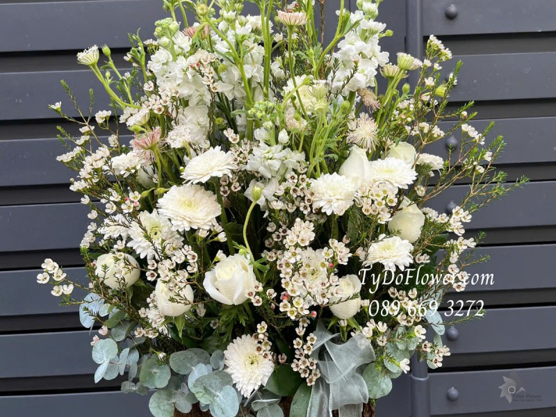 G0325192 GIỎ HOA ĐỂ BÀN GAM MÀU TRẮNG Thiết kế tròn đều các mặt, chủ đạo Hoa Hồng, Thanh Liễu, Đồng Tiền, Phi Yến, Thúy Châu