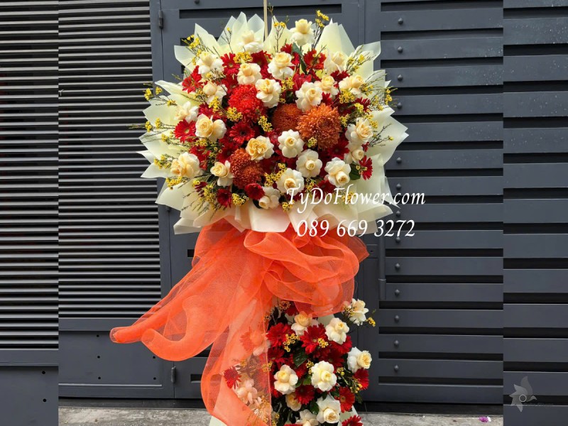 KCM0325194 KỆ HOA CHÚC MỪNG KHAI TRƯƠNG Thiết kế gam màu đỏ vàng, chủ đạo Hoa Hồng Vàng Victor, Cúc Mẫu Đơn, Đồng Tiền, Thanh Liễu