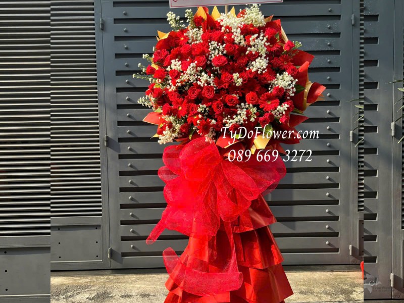 KCM0325195 KỆ HOA CHÚC MỪNG LỄ KHÁNH THÀNH Thiết kế gam màu đỏ, chủ đạo Hoa Hồng Đỏ, Đồng Tiền Đỏ, Baby Trắng