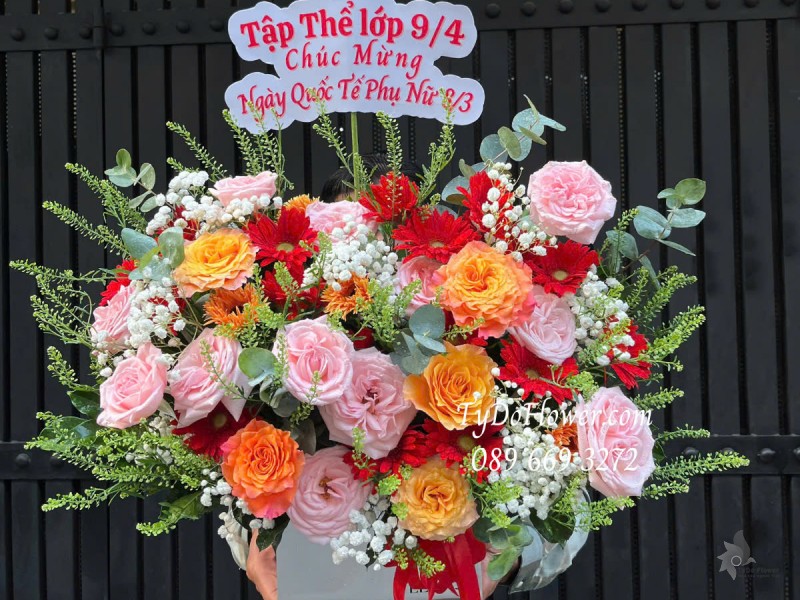 G0325196 GIỎ HOA CHÚC MỪNG 8-3 Thiết kế gam màu hồng cam đỏ, chủ đạo Hoa Hồng Cam Spirit, Pink Ohara, Đồng Tiền Đỏ, Baby Trắng