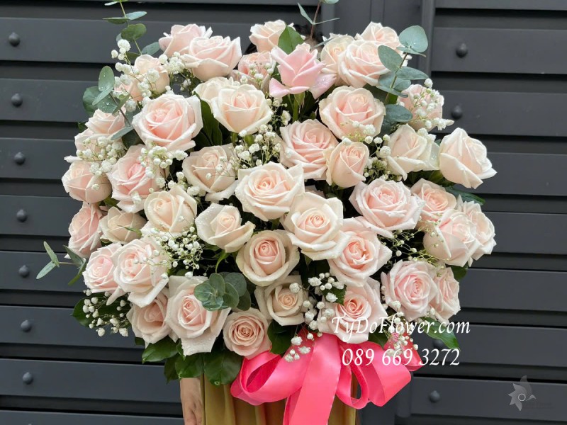 G0325197 GIỎ HOA CHÚC MỪNG Thiết kế Hoa Hồng Kem