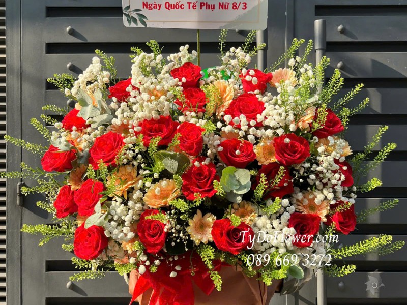 G0325198 GIỎ HOA CHÚC MỪNG 8-3 Thiết kế gam màu cam đỏ, chủ đạo Hoa Hồng Đỏ, Đồng Tiền Mini Cam, Baby Trắng