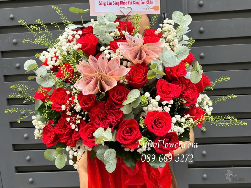 G0325199 GIỎ HOA CHÚC MỪNG 8-3 Thiết kế Hoa Hồng Đỏ và Hoa Tiền