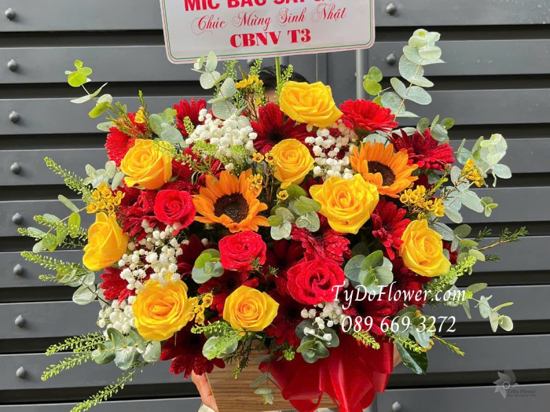 G0325200 GIỎ HOA CHÚC MỪNG 8-3 Thiết kế gam màu đỏ vàng, chủ đạo Hoa Hồng Đỏ Vàng, Hướng Dương