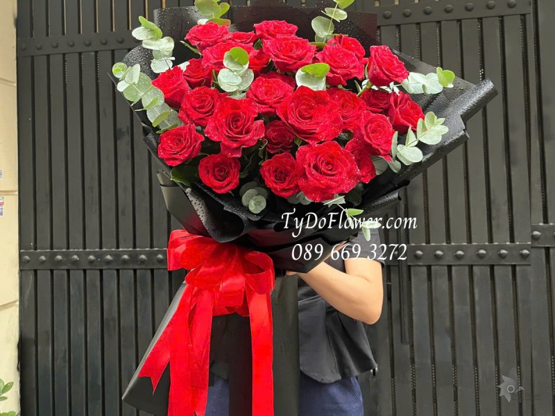 B0325202 BÓ HOA TÌNH YÊU Thiết kế Hoa Hồng Đỏ Ecuador