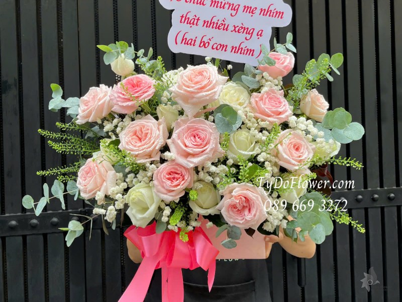 G0325206 GIỎ HOA CHÚC MỪNG 8-3 Thiết kế Hoa Hồng Pink Ohara Roses, Hoa Hồng Trắng
