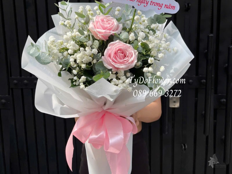 B0325211 BÓ HOA TÌNH YÊU Thiết kế Hoa Hồng Kem Dâu, Baby Trắng