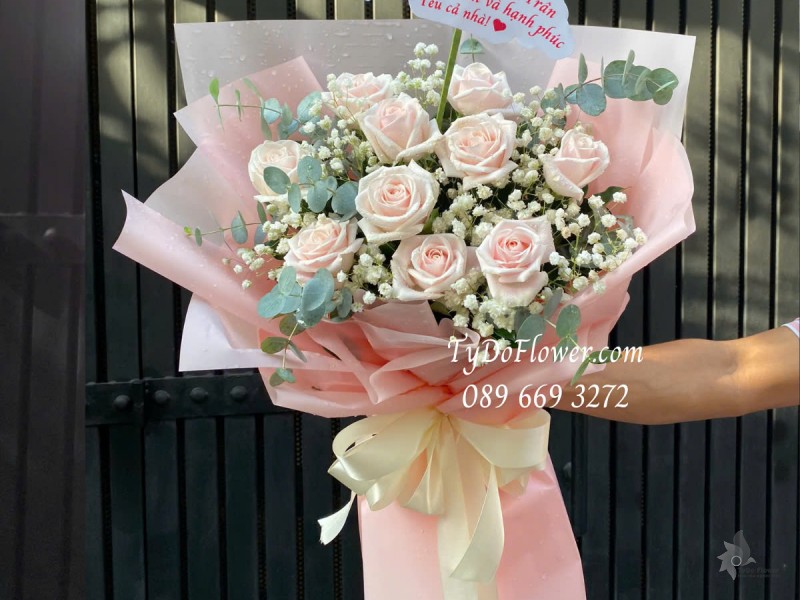 B0325213 BÓ HOA TẶNG 8-3 Thiết kế Hoa Hồng Kem, Baby Trắng