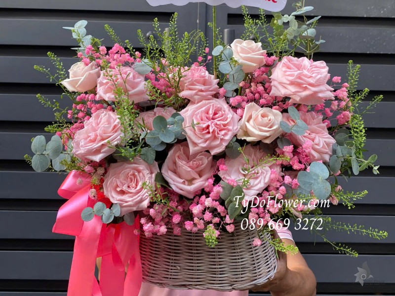 G0325215 GIỎ HOA CHÚC MỪNG 8-3 Thiết kế gam màu hồng, chủ đạo Hoa Hồng Kem, Pink Ohara Roses