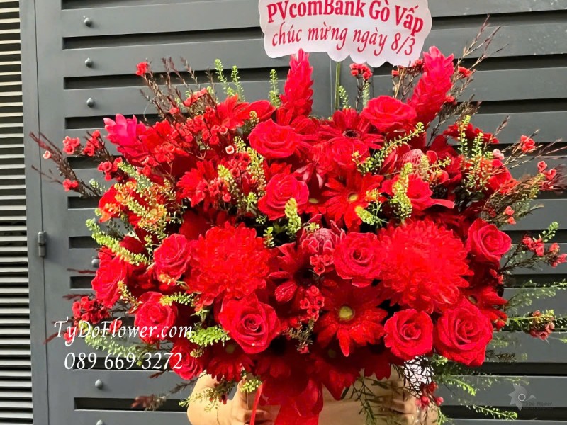 G0325217 GIỎ HOA CHÚC MỪNG 8-3 Thiết kế gam màu đỏ, chủ đạo, Hoa Hồng, Cúc, Đồng Tiền, Thanh Liễu, Hạnh Phúc