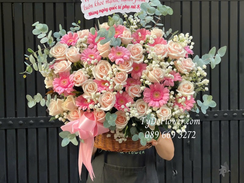 G0325219 GIỎ HOA CHÚC MỪNG 8-3 Thiết kế gam màu hồng, chủ đạo Hoa Hồng Kem, Đồng Tiền Hồng
