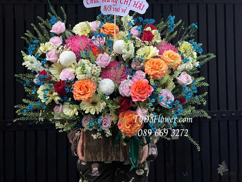 G0325220 GIỎ HOA CHÚC MỪNG 8-3 Thiết kế gam màu đa sắc