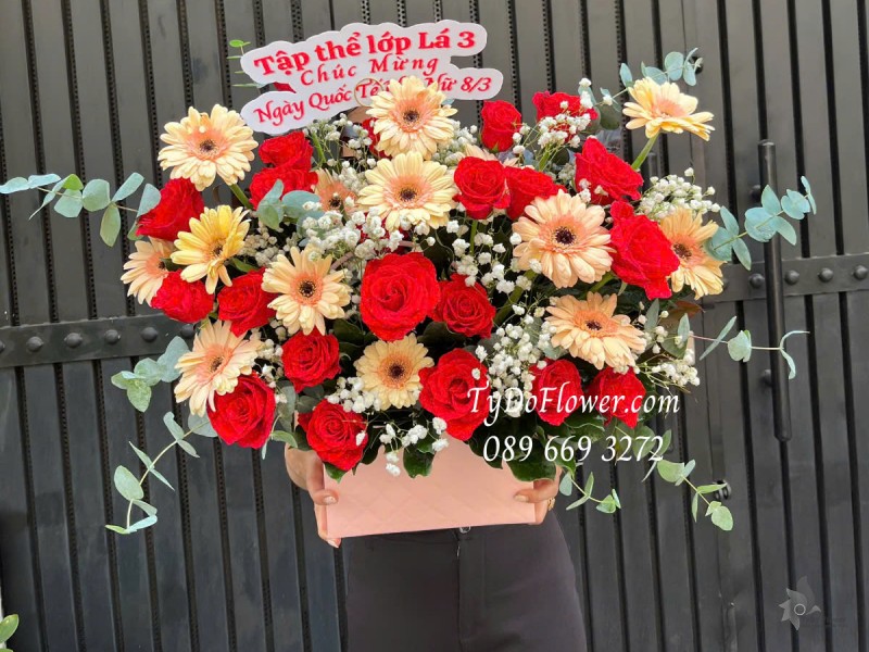 G0325222 GIỎ HOA CHÚC MỪNG 8-3 Thiết kế gam màu đỏ cam, chủ đạo Hoa Hồng Đỏ, Đồng Tiền Cam