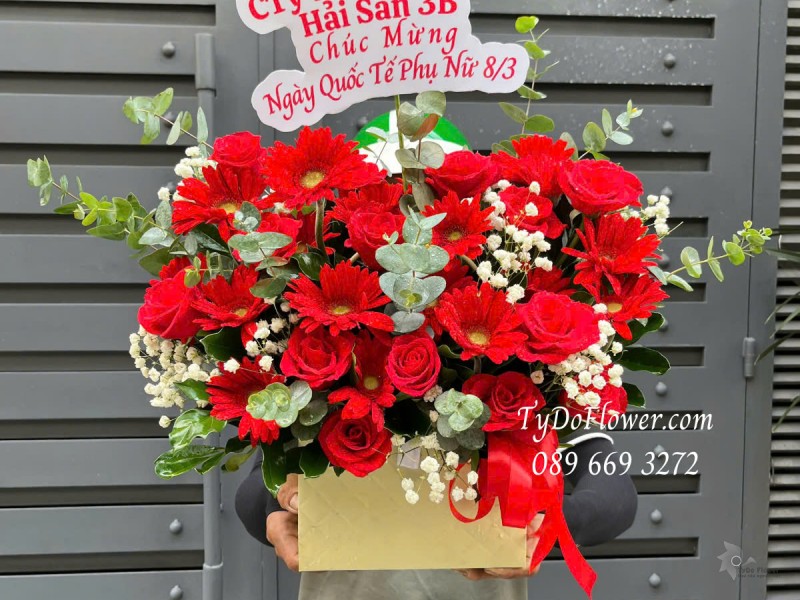 G0325224 GIỎ HOA CHÚC MỪNG 8-3 Thiết kế gam màu đỏ, chủ đạo Hoa Hồng Đỏ, Đồng Tiền Đỏ