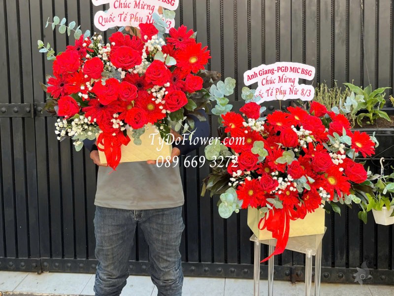 G0325226 ĐẶT TỪ 02 GIỎ HOA CHÚC MỪNG 8-3 Thiết kế gam màu đỏ, chủ đạo Hoa Hồng Đỏ, Đồng Tiền Đỏ