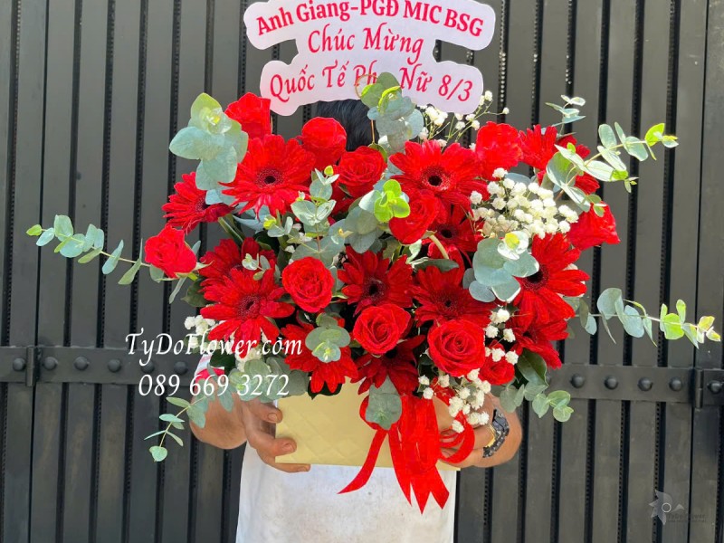 G0325227 GIỎ HOA CHÚC MỪNG 8-3 Thiết kế gam màu đỏ, chủ đạo Hoa Hồng Đỏ, Đồng Tiền Đỏ