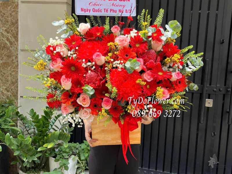 G0325228 GIỎ HOA CHÚC MỪNG 8-3 Thiết kế gam màu đỏ, chủ đạo Hoa Hồng Song Hỷ, Đồng Tiền Đỏ, Cúc Mẫu Đơn Đỏ