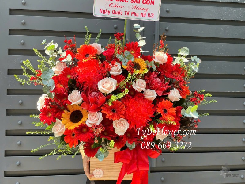 G0325230 GIỎ HOA CHÚC MỪNG 8-3 Thiết kế gam màu đỏ, chủ đạo Hoa Hồng Kem, Đồng Tiền Đỏ, Cúc Mẫu Đơn Đỏ