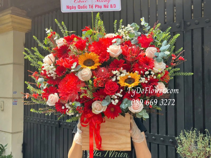 G0325231 GIỎ HOA CHÚC MỪNG 8-3 Thiết kế gam màu đỏ, chủ đạo Hoa Hồng Kem, Đồng Tiền Đỏ, Cúc Mẫu Đơn Đỏ