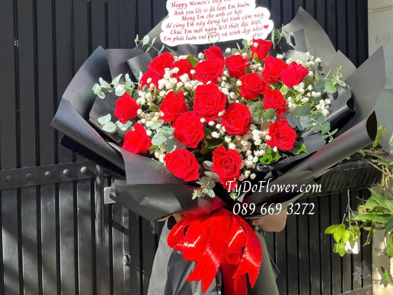 B0325232 BÓ HOA CHÚC MỪNG 8-3 Thiết kế Hoa Hồng Đỏ, Baby Trắng