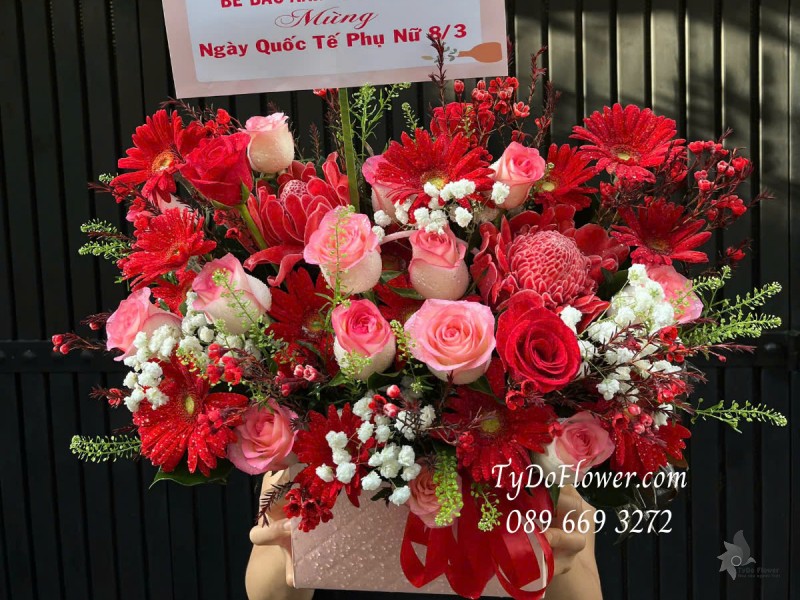 G0325233 GIỎ HOA CHÚC MỪNG 8-3 Thiết kế gam màu đỏ, chủ đạo Hoa Hồng Song Hỷ, Đồng Tiền, Thanh Liễu
