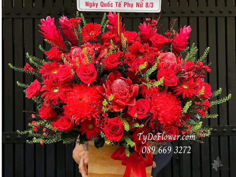G0325234 GIỎ HOA CHÚC MỪNG 8-3 Thiết kế gam màu đỏ, chủ đạo Hoa Hồng, Đồng Tiền. Cúc Mẫu Đơn, Hạnh Phúc