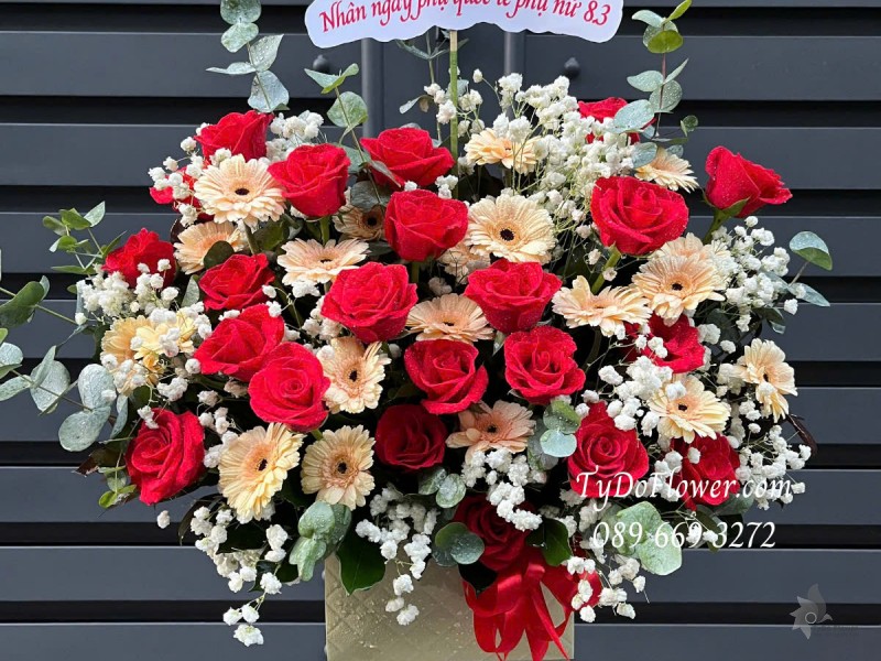 G0325235 GIỎ HOA CHÚC MỪNG 8-3 Thiết kế gam màu đỏ cam, chủ đạo Hoa Hồng Đỏ, Đồng Tiền Cam