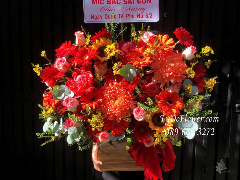 G0325236 GIỎ HOA CHÚC MỪNG 8-3 Thiết kế gam màu đỏ cam, chủ đạo Hoa Hồng Song Hỷ, Cúc Mẫu Đơn Cam, Đồng Tiền