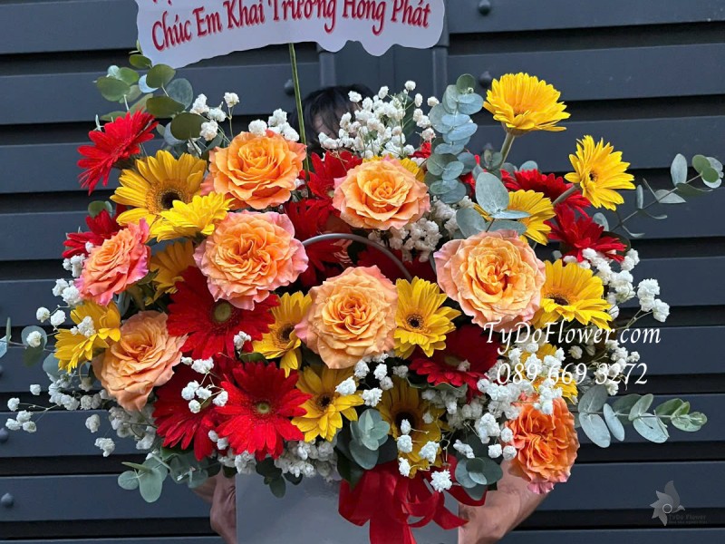 G0325237 GIỎ HOA CHÚC MỪNG KHAI TRƯƠNG Thiết kế gam màu đỏ cam, chủ đạo Hoa Hồng Cam Spirit, Đồng Tiền Đỏ, Vàng