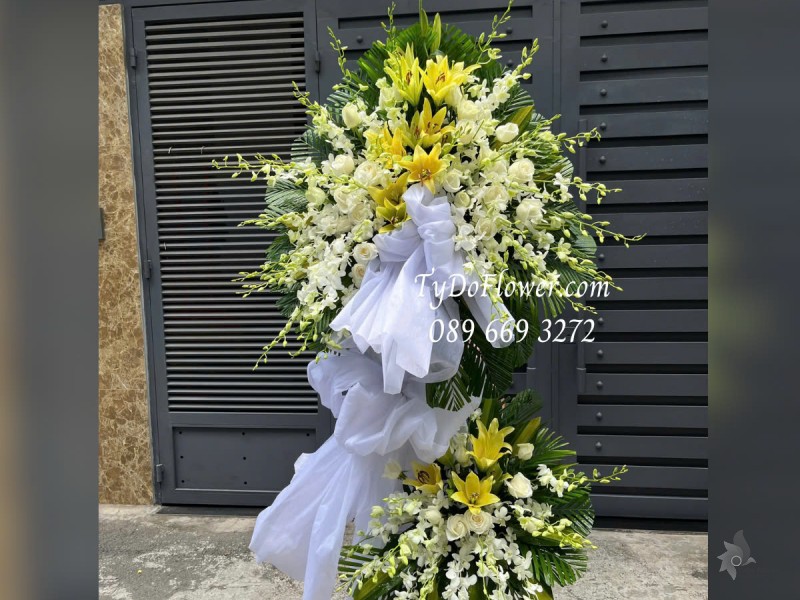 KCB0325240 KỆ HOA TANG LỄ VÒNG HOA CHIA BUỒN Vô Cùng Thương Tiếc Thiết kế 02 tầng Hoa Lan Trắng, Ly Vàng, Hồng Trắng