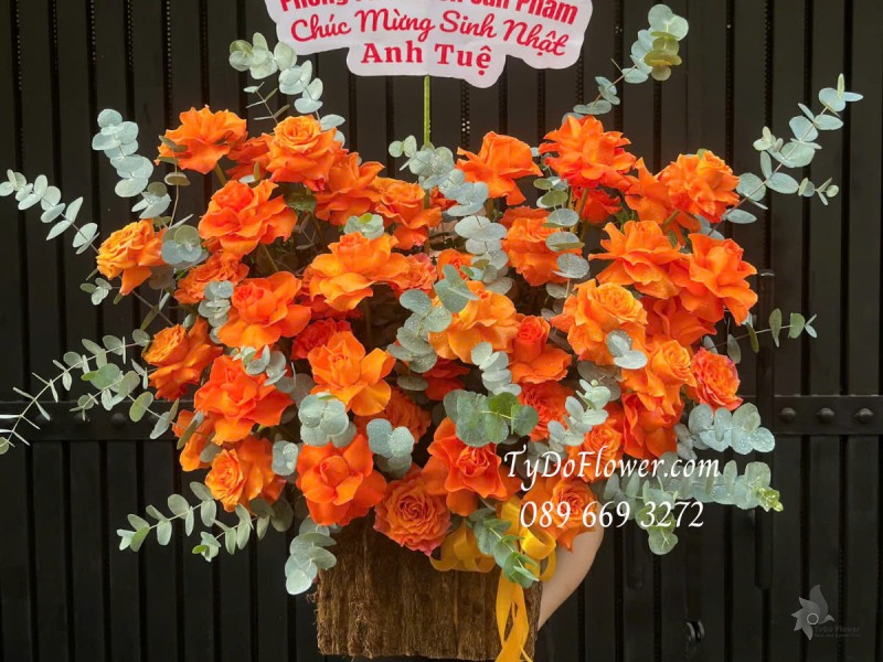 G0325243 GIỎ HOA CHÚC MỪNG SINH NHẬT Thiết kế Hoa Hồng Cam gấp cánh